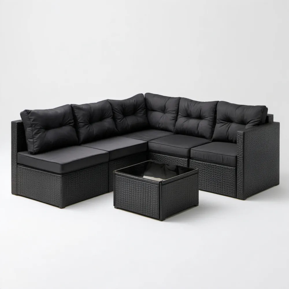 Czarny narożnik ogrodowy z technorattanu PE 210 x 210 x 63 cm ze stolikiem 60 x 60 x 35 cm